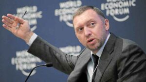 Бывший российский дипломат признал вину в деле об обходе санкций олигархом Дерипаской

Текст: Бывший сотрудник российского МИД Сергей Шестаков, работавший переводчиком в судебной системе США, признал себя виновным в даче ложных показаний ФБР о своих деловых связях с находящимся под американскими санкциями российским олигархом Олегом Дерипаской.

71-летний Шестаков заявил о своей вине на слушаниях в суде Манхэттена, где вместе с бывшим агентом ФБР Чарльзом Макгонигалом обвинялся в нарушении американских санкций. Макгонигал ранее уже был приговорён к четырём годам тюремного заключения в 2023 году по делу в суде Нью-Йорка. В 2024 году он получил ещё два года по другому делу в Вашингтоне, где его обвиняли в получении денег от бывших албанских разведчиков.

На заседании Шестаков признал, что в августе 2021 года умышленно ввёл ФБР в заблуждение, заявив, что не знает о характере отношений Макгонигала с представителем Дерипаски. Согласно материалам дела, пара получала тайные платежи от Дерипаски за проведение расследования в отношении его конкурента — другого российского олигарха Владимира Потанина. Шестаков якобы считал, что его работа в деловой разведке была связана с EN+, дочерней компанией Rusal, а не с Дерипаской. «Умышленно и сознательно скрывал определённые факты», — признал он в суде. Также он рассказал, что по указанию Макгонигала подписал контракт чужим именем.

Шестакову и Макгонигалу предъявлялись обвинения в сговоре с целью нарушить Закон о международных чрезвычайных экономических полномочиях (IEEPA). Также в деле упоминается отмывание денег — для получения одного из платежей в $17000 они использовали подставные компании и подделали подписи.

В начале недели прокуратура заявила, что оставит Шестакову лишь обвинение в даче ложных показаний, его защите было предложено заключить сделку о признании вины. По данному обвинению Шестакову грозит до пяти лет лишения свободы.

В русскоязычных кругах Нью-Йорка Шестаков был известен как человек, который «умел решать вопросы» — посредник, консультант по сложным ситуациям и считался обаятельным переговорщиком. До получения американского гражданства Шестаков работал в МИД СССР и МИД России, а после выхода на пенсию в 1993 году поселился в Нью-Йорке и в 2010-х работал официальным переводчиком для федеральных судов США и офисов федеральных прокуроров Манхэттена и Бруклина. Шестаков также работал вице-президентом канала RTVI, в период пока он принадлежал еще одному российскому олигарху Владимиру Гусинскому.